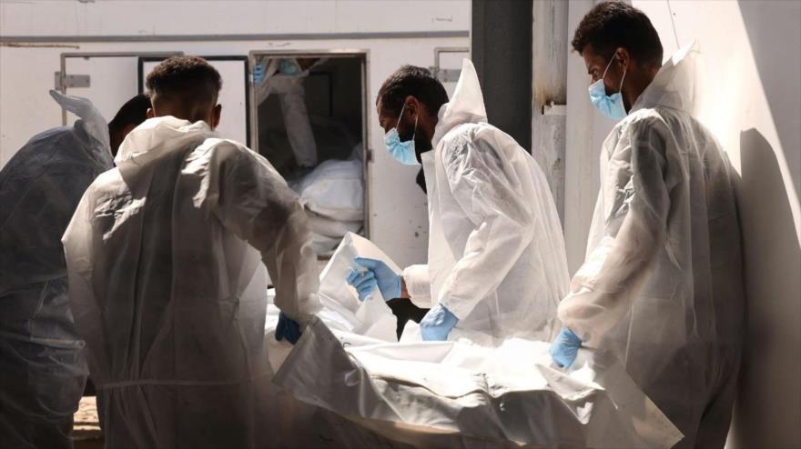 Equipos del Comité Internacional de la Cruz Roja (CICR) entregan los cuerpos de 30 palestinos al Hospital Al-Nasser en Jan Yunis, 31 de octubre de 2025. (Foto: Anadolu)