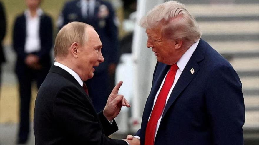 Presidente de EE.UU., Donald Trump (dcha.), y su par ruso, Vladímir Putin, en la Base Conjunta Elmendorf-Richardson, Alaska, 15 de agosto de 2025. (Foto: Rueters)