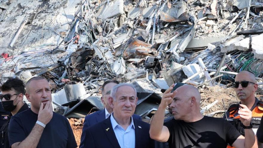 El premier israelí, Benjamín Netanyahu, visita el lugar del Instituto Weizmann de Ciencias, alcanzado por misiles de Irán, 20 de junio de 2025. (Foto: AP)