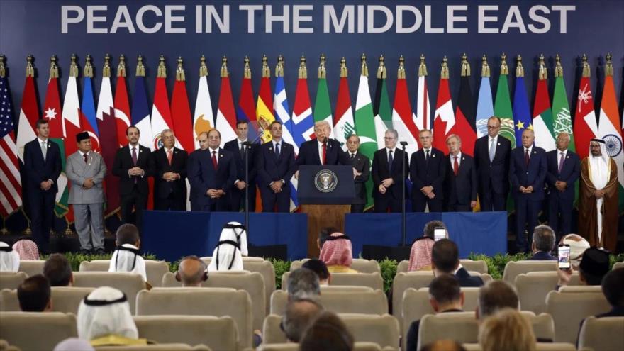 El presidente de EE.UU., Donald Trump, pronuncia un discurso durante la cumbre sobre Gaza celebrada en Sharm el-Sheijh, Egipto, 13 de octubre de 2025. (Foto: AFP)