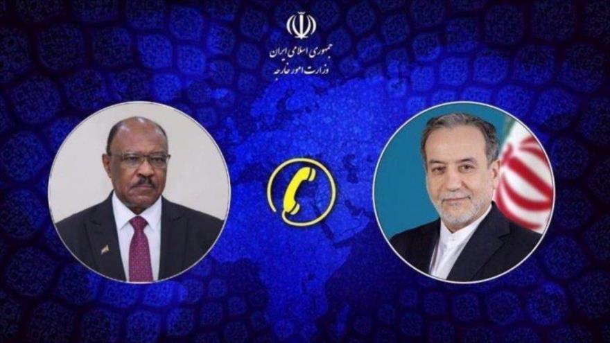El ministro iraní de Exteriores, Seyed Abás Araqchi (dcha.), y su homólogo sudanés, Mohiuddin Salem.