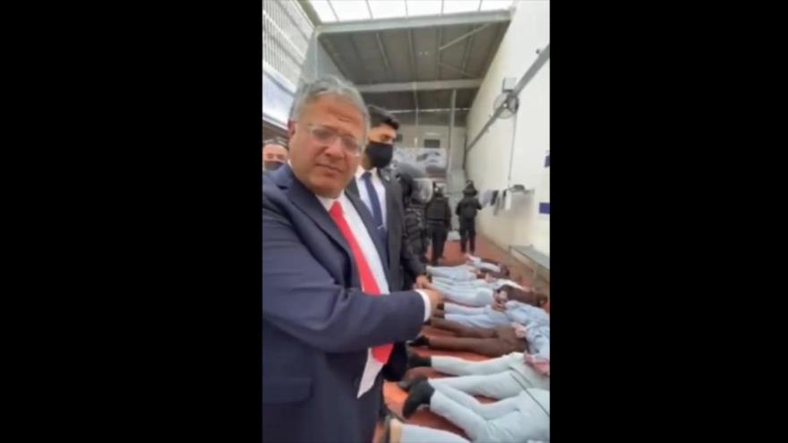 Captura de pantalla, tomada de un video publicado, muestra al ministro israelí Itamar Ben‑Gvir junto a prisioneros palestinos con las manos atadas en un centro de detención israelí, 31 de octubre de 2025.