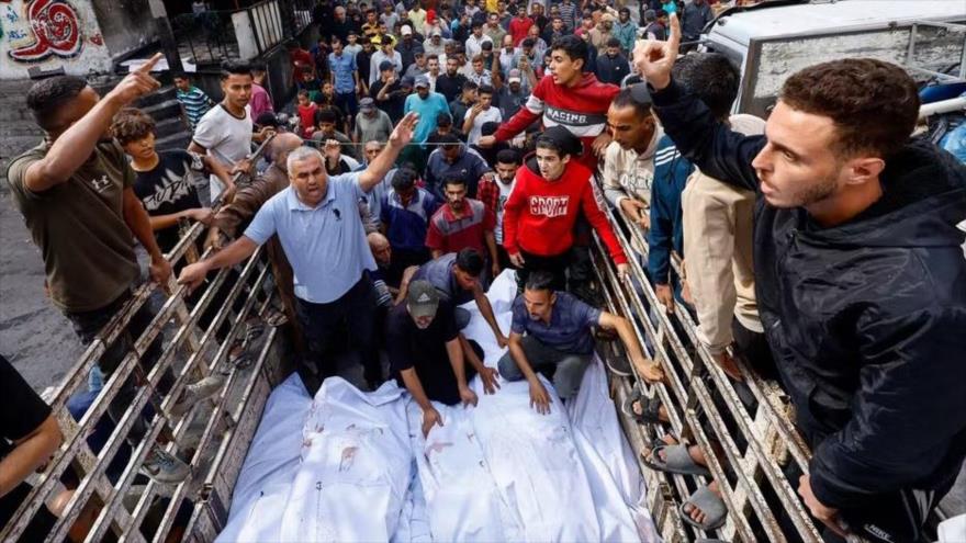 Dolientes se reúnen alrededor de los cuerpos de una familia que murió en un ataque israelí, según los servicios de rescate, en el centro de Gaza, Nuseirat, 29 de octubre de 2025. (Foto: REUTERS)