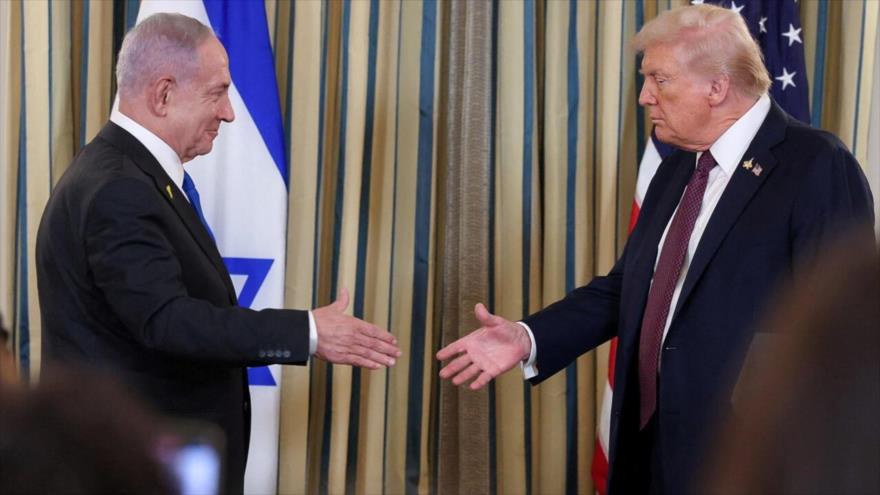 El presidente de Estados Unidos, Donald Trump , y el primer ministro israelí, Benjamin Netanyahu, se dan la mano en una conferencia de prensa en la Casa Blanca, Washington, DC, EE. UU., 29 de septiembre de 2025