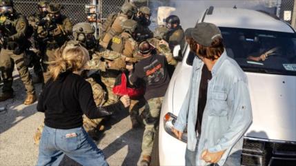 “No puede respirar”: agente federal de EEUU golpea a hombre en cabeza