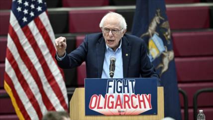 Sanders: Trump amenaza de manera ilegal con guerra a Venezuela