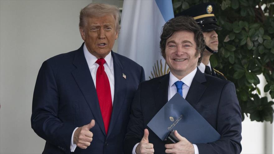 El presidente de Estados Unidos, Donald Trump (izq.), saluda al presidente de Argentina, Javier Milei, 14 de octubre de 2025.