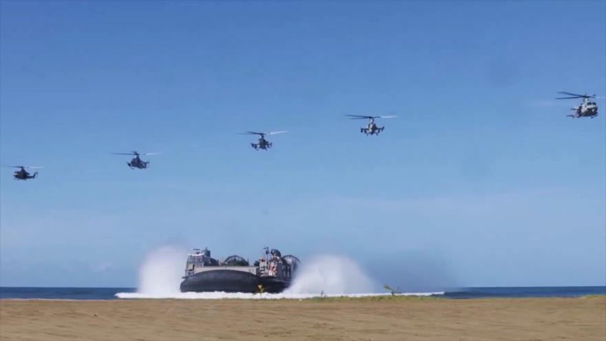 Foto captada de un video que muestra maniobras militares de Estados Unidos en Puerto Rico en medio de tensiones con Venezuela, 1 de noviembre de 2025.