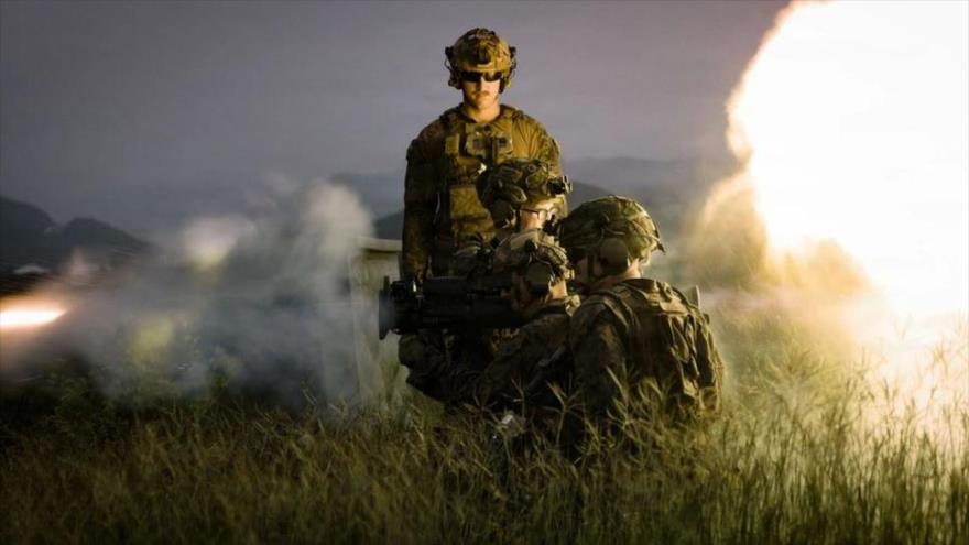 Marines de EEUU utilizan un sistema de armas antitanque y antipersonal multipropósito M3E1 contra un objetivo durante un ejercicio de tiro en Puerto Rico, 1 de noviembre de 2025.