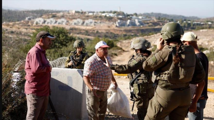 Fuerzas israelíes impiden el acceso de los palestinos a los olivos durante la cosecha de aceitunas, en la aldea de Cooper, cerca de Ramalá, Cisjordania ocupada 25 de octubre de 2025. (Foto: Reuters)