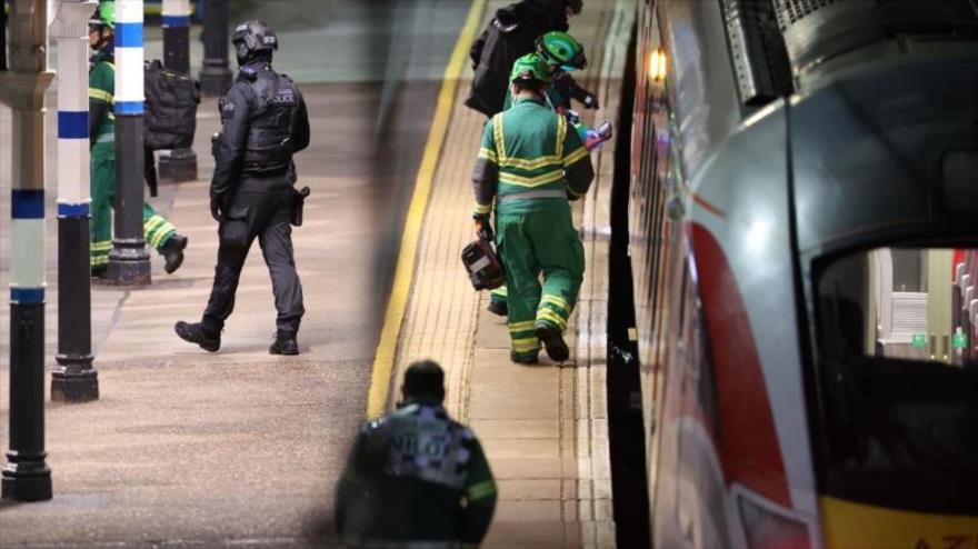 Personal de emergencia inspecciona un tren en la estación de Huntingdon, en Cambridgeshire, despés que varias personas fueran apuñaladas, Reino Unido, 1 de noviembre de 2025. (Foto: AP)
