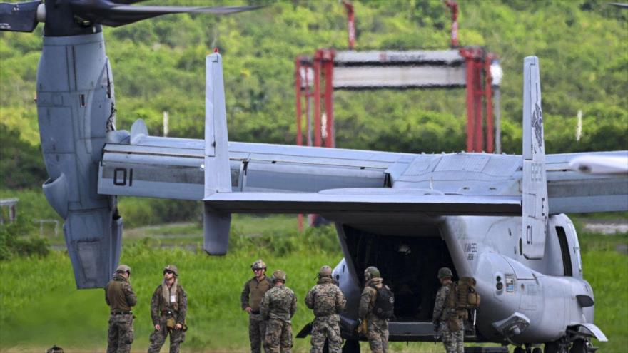 Marines estadounidenses desembarcan de un avión Osprey V-22 en el Aeropuerto José Aponte de la Torre, 13 de septiembre de 2025, en Ceiba, Puerto Rico. (Foto: AFP)
