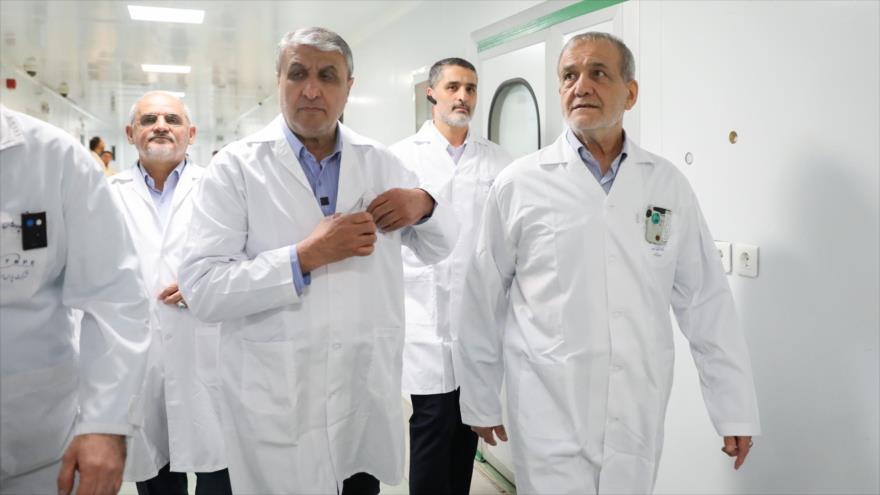 El presidente de Irán, Masud Pezeshkian, (dcha.) en una visita a la Organización de Energía Atómica de Irán (OEAI), 2 de noviembre de 2025. (Foto: president.ir)