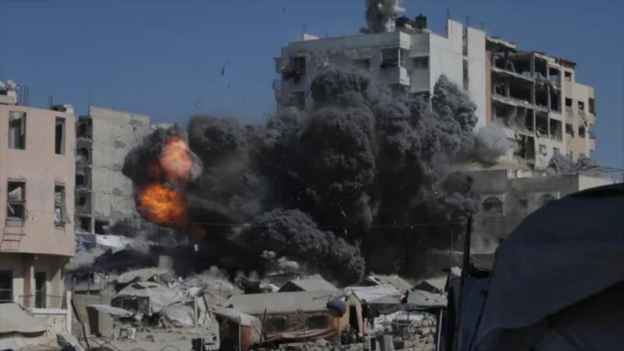 Humo y llamas se elevan tras un ataque israelí contra un edificio en la ciudad de Gaza, 12 de septiembre de 2025.