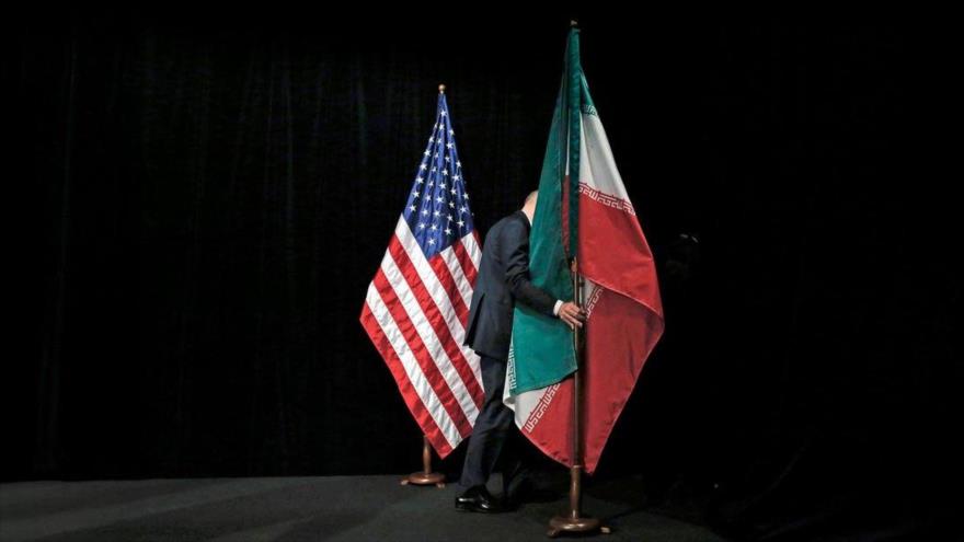 Banderas de Irán y EE.UU. izadas durante las conversaciones sobre el programa nuclear iraní en el Centro Internacional de Viena, Austria, 14 de julio de 2015.