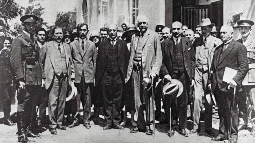 Arthur Balfour, cuarto por la derecha, en una visita a Tel Aviv en 1925. (Foto: AFP)