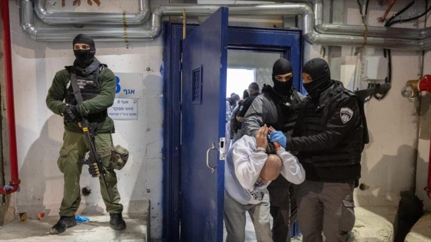 Agentes israelíes tratan brutalmente a presos palestinos antes de su liberación como parte de un acuerdo con HAMAS, en la prisión de Ktziot, 26 de febrero de 2025.