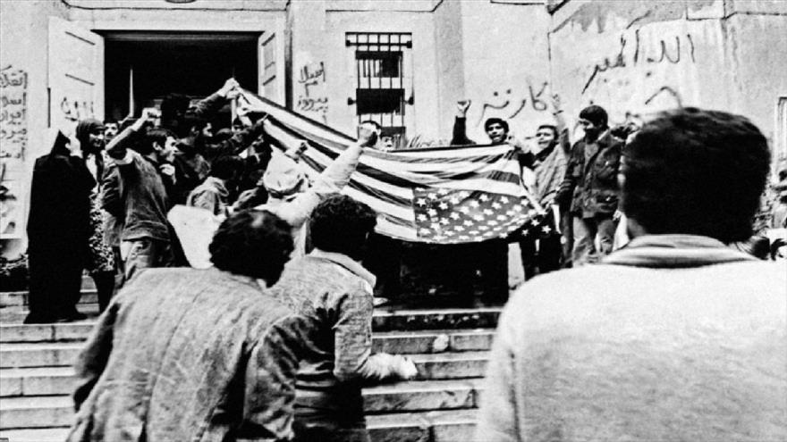 Estudiantes iraníes frente a la puerta de la embajada de EE.UU. en Teherán, capital de Irán, tras su toma el 4 de noviembre de 1979.