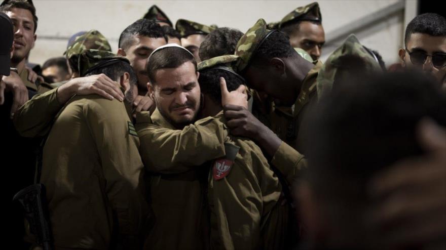 Soldados del ejército israelí lloran durante el funeral de un compañero en Al-Quds (Jerusalén), 20 de noviembre de 2024. (Foto: AP)