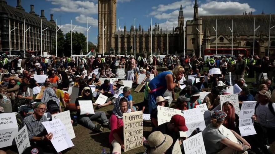 Manifestantes británicos piden al Gobierno en una protesta en Londres que levante las prohibiciones contra el grupo Palestine Action, agosto de 2025.