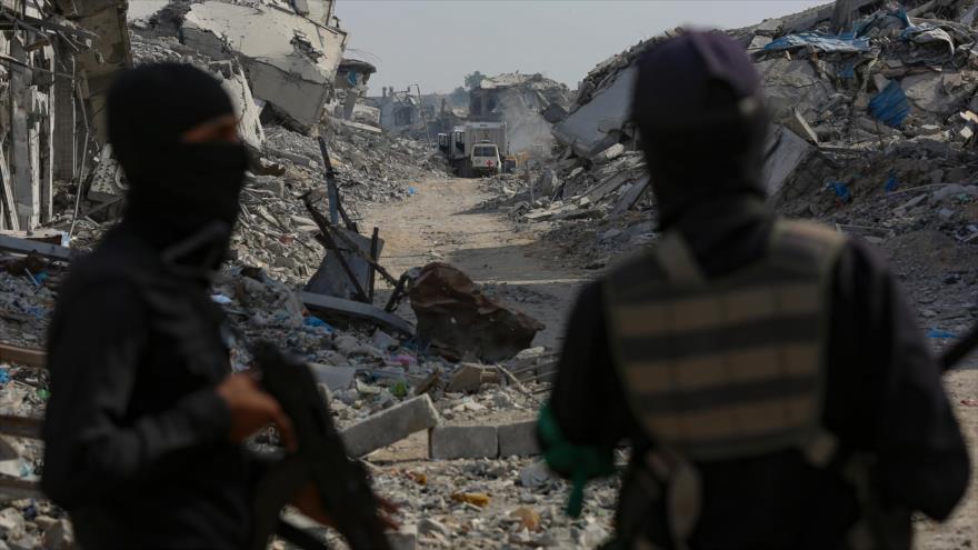 Los combatientes de HAMAS en medio de las ruinas en Gaza