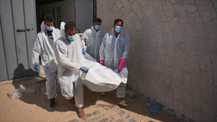 Trabajadores hospitalarios trasladan el cuerpo de un palestino entregado por Israel en Jan Yunis, al sur de la Franja de Gaza, 18 de octubre de 2025.
