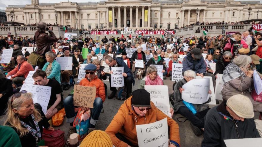 Los manifestantes participan en una vigilia silenciosa masiva en Londres, organizada contra la prohibición del grupo Palestine Action, 4 de octubre de 2025.