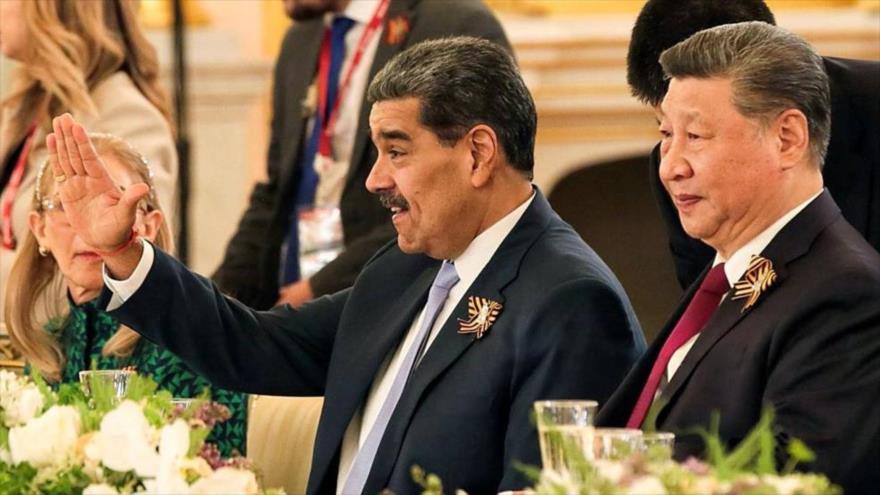 El presidente de Venezuela, Nicolás Maduro, saluda a al audiencia en un encuentro con el presidente de China, Xi Jinping, en Moscá, 8 de mayo de 2025. (Foto: AFP)