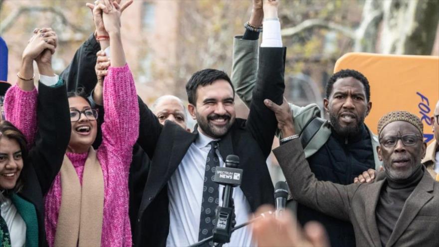 El candidato demócrata a la alcaldía de Nueva York, Zohran Mamdani (C), durante un acto de campaña en el distrito de Queens, 1 de noviembre de 2025.