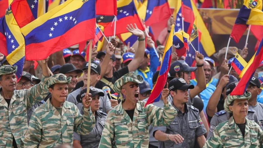 Soldados venezolanos marchan durante el desfile militar en Caracas, capital de Venezuela, 5 de julio de 2025.