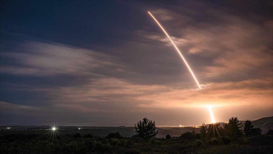 Prueba de un misil balístico intercontinental Minuteman III Vandenberg en California, EE.UU.