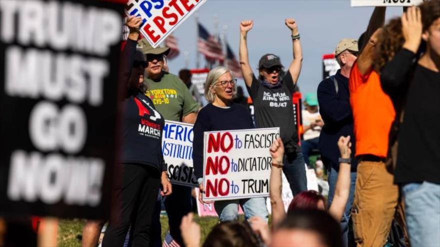 Cientos de personas protestan contra el gobierno del actual presidente de EE.UU., Donald Trump, Washington,5 de noviembre de 2025.