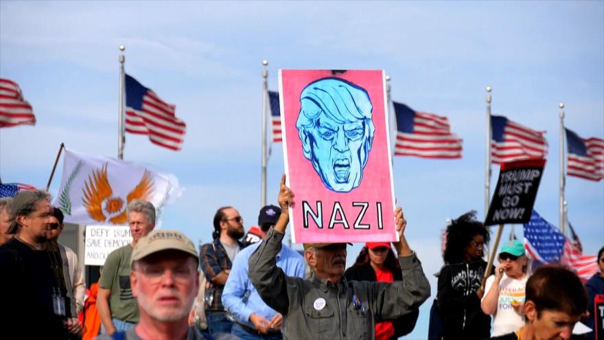 Manifestantes en Washington exigen la renuncia de Donald Trump