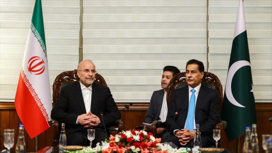 El presidente del Parlamento de Irán, Mohamad Baqer Qalibaf(izd.), y el Presidente de la Asamblea Nacional de Pakistán, Sardar Ayaz Sadiq, reunidos en Pakistán, Islamabad, 5 de noviembre de 2025.