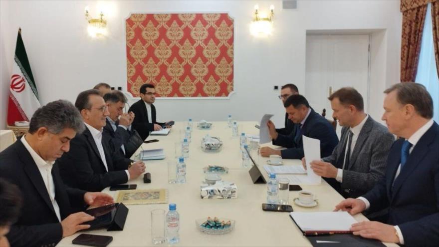 Las autoridades de Irán y Rusia abordan las vías para fortalecer el transporte marítimo entre los dos países en una reunión en Moscú, 5 de noviembre de 2025.