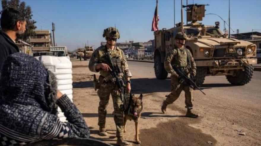 Soldados estadounidenses patrullan la ciudad de Al-Qamishli, en el noreste de Siria, en la provincia de Al-Hasaka, 9 de enero de 2025. (Foto:AFP)