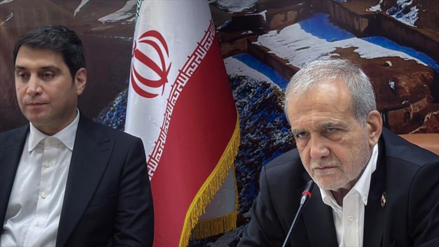 El presidente de Irán, Masud Pezeshkian (drcha.), habla ante un grupo de clérigos suníes y eruditos en la ciudad de Sananday, Kurdistán, 6 de noviembre de 2025