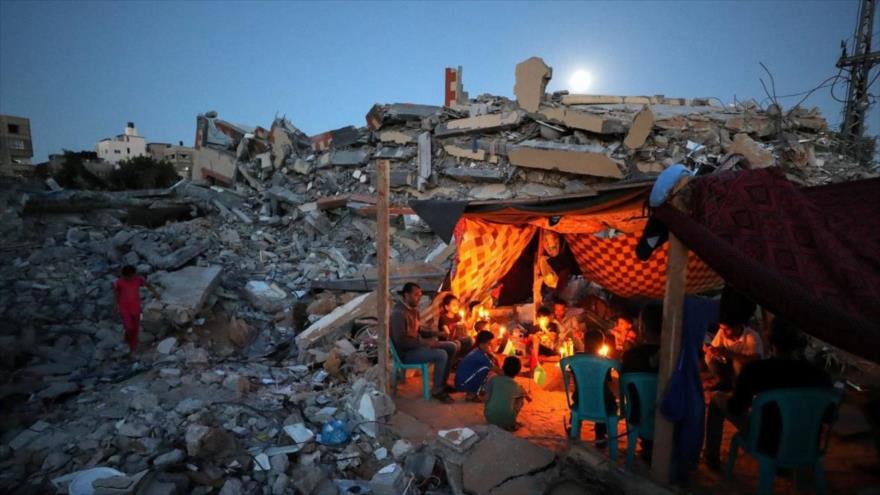 En la ciudad de Beit Lahiya, en la Franja de Gaza, algunas manzanas altas han sido sustituidas por tiendas de campaña tras bombardeos israelíes. (Foto: AFP)