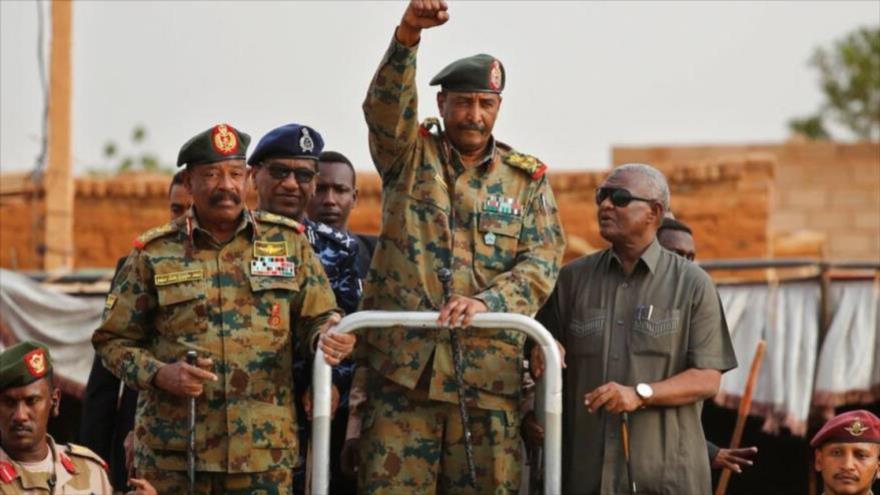 El general sudanés Abdel Fatah al-Burhan, el líder del golpe de Estado, saluda a los partidarios en un mitin en Jartum. (Foto: AP)
