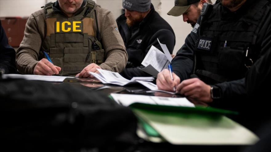 Agentes del Servicio de Inmigración y Control de Aduanas de Estados Unidos (ICE), junto con otras agencias federales de aplicación de la ley, asisten a una reunión, 26 de enero de 2025.