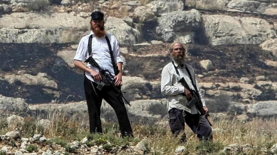 Los colonos israelíes en Cisjordania durante una redada llevada a cabo en octubre de 2025.