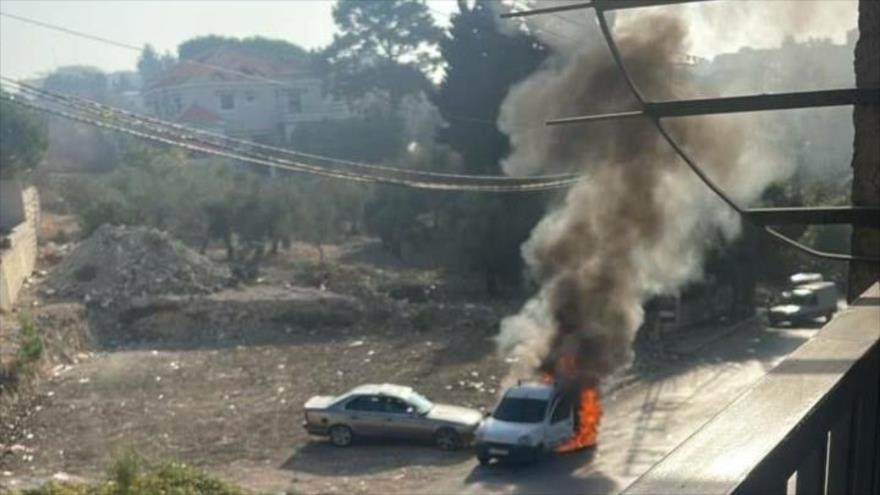 El humo se eleva de un coche que explota tras un ataque con drones israelíes en la ciudad de Bint Jbeil, al sur del Líbano, 8 de noviembre de 2025.