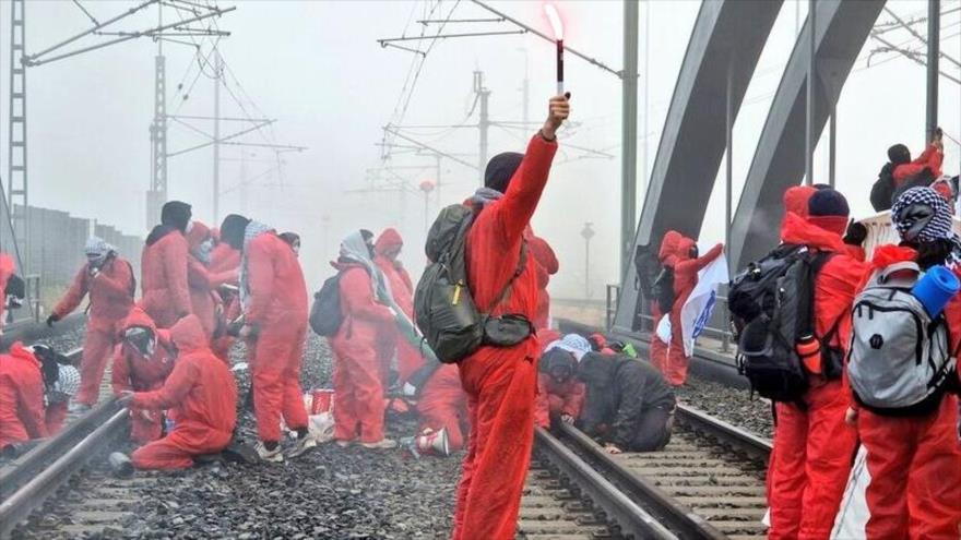 Activistas de los movimientos “Ende Gelände” y “Solidaridad con Palestina” paralizaron las actividades en el Puerto de Hamburgo, 8 de noviembre de 2025.