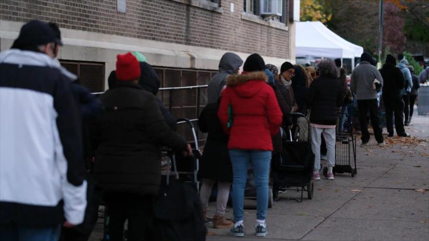La gente hace cola para recibir bolsas de alimentos en una despensa de la Iglesia del Buen Pastor en Inwood, Nueva York. (Foto: The New York Times)