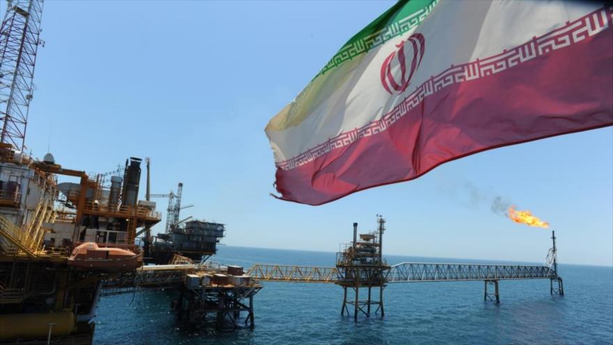 Una bandera iraní ondea en una plataforma petrolera de Irán en el sur del país.