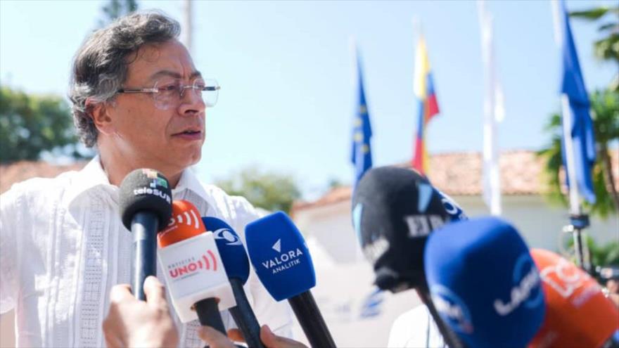 El presidente de Colombia, Gustavo Petro, habla a la prensa a su llegada a la ceremonia de apertura de la IV Cumbre CELAC-UE, 9 de noviembre de 2025.