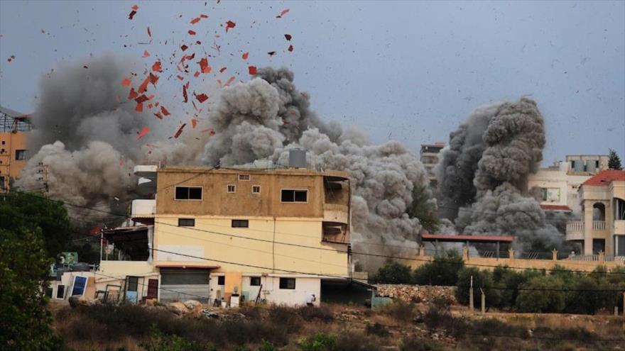 Columna de humo tras un ataque aéreo israelí en la aldea de Teir Debba, sur del Líbano, 6 de noviembre de 2025. (Foto: AP)
