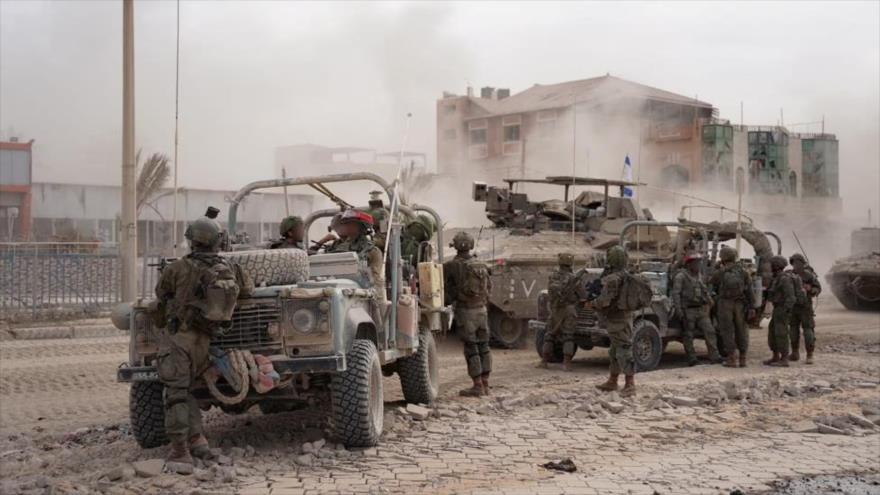 Soldados israelíes toman posiciones durante la operación terrestre en curso del ejército israelí en la Franja de Gaza, 13 de noviembre de 2023. (Foto: Reuters)
