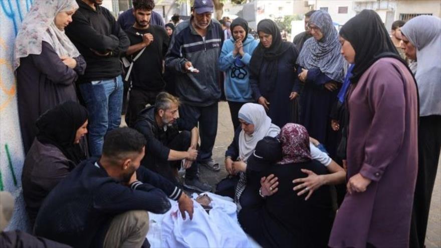 Palestinos lloran frente al cuerpo de un familiar fallecido en los ataques israelíes nocturnos, en la ciudad de Gaza, 29 de octubre de 2025. (Foto: AFP)