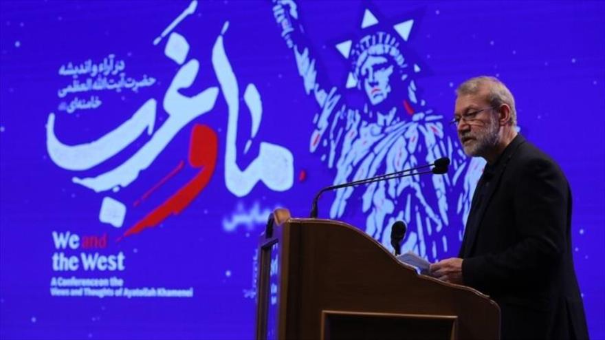 El secretario del Consejo Supremo de Seguridad Nacional de Irán, Ali Lariyani, en una conferencia en Teherán, 10 de noviembre de 2025.